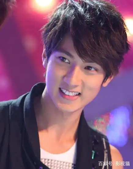 吴尊微博晒neinei照片网友和爸爸简直粘贴复制