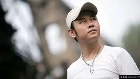 祁隆经典老歌《等你等了那么久》,歌声饱满,感情真挚,好听!