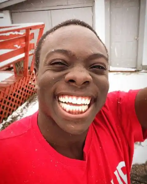 一位黑人小哥每天在ins上分享自己的笑容看完心情莫名就好了