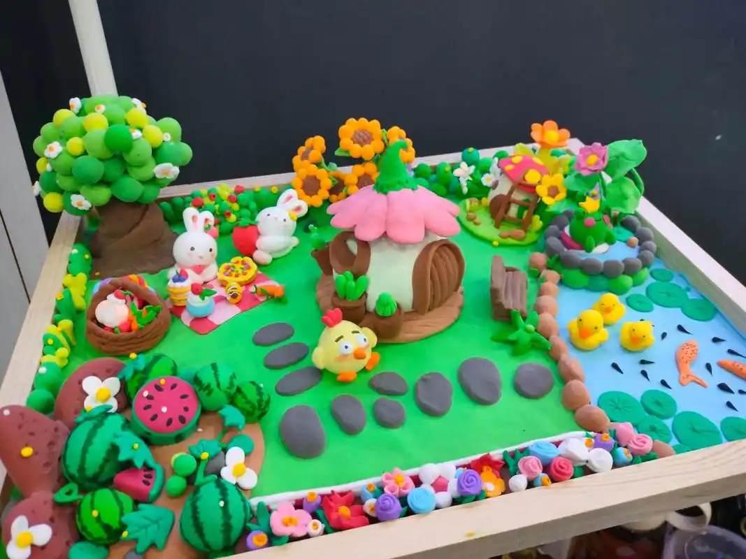 西瓜田是有借鉴的博主作品的,做了三四天,先在纸上构图每个场景的位置