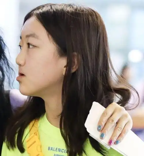 17岁李嫣晒艺术照,持笔挡唇不自信,嘴成地包天,貌似女版李亚鹏