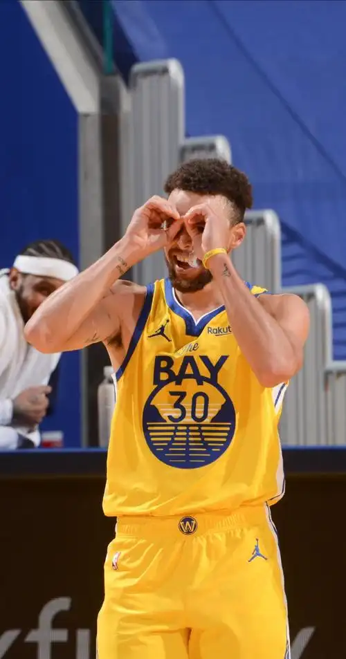 库里的标志性庆祝动作,你还能想到什么,欢迎补充#超话创作官##沸腾吧