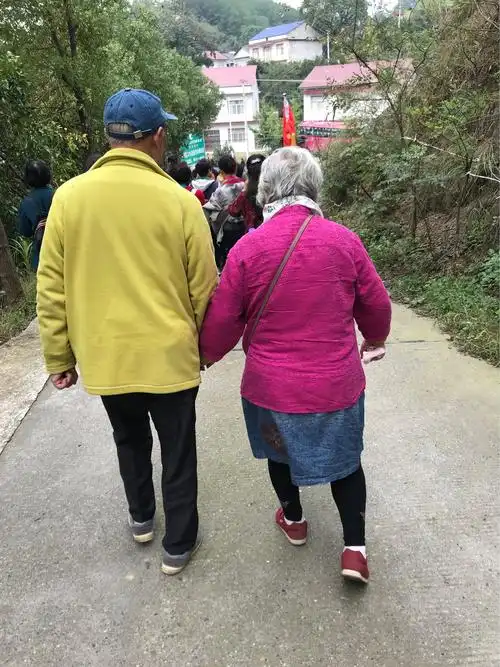 看着这牵手一起走过人生大半辈子两位白发苍苍的老者背影,多么温馨