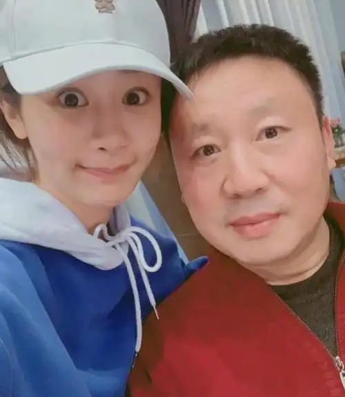 杨紫晒全家福整没整一目了然网友:完美继承父母优良基因_网易订阅