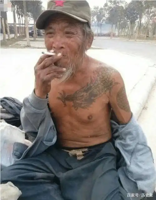流浪汉身扛"过肩龙",被路人拍照嘲笑,网友:前30年谁敢笑他?