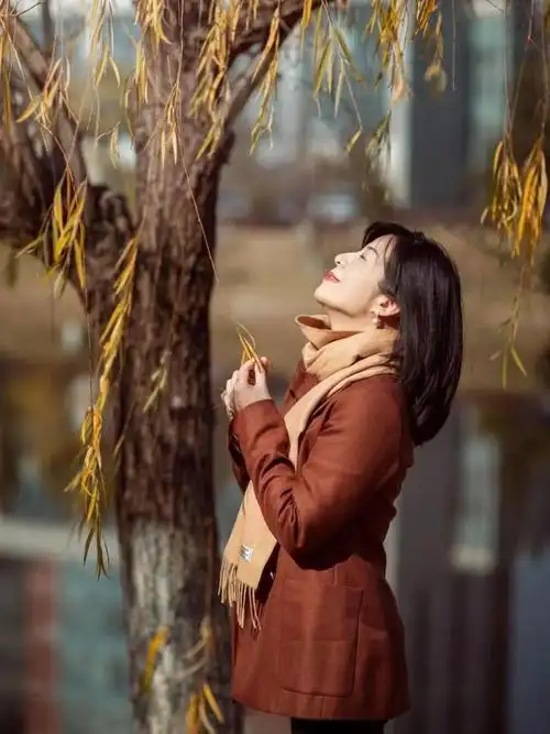 中年女士拍照怎么摆姿势优雅得体?7个拍照姿势,拍出秋天美照|围巾|墨