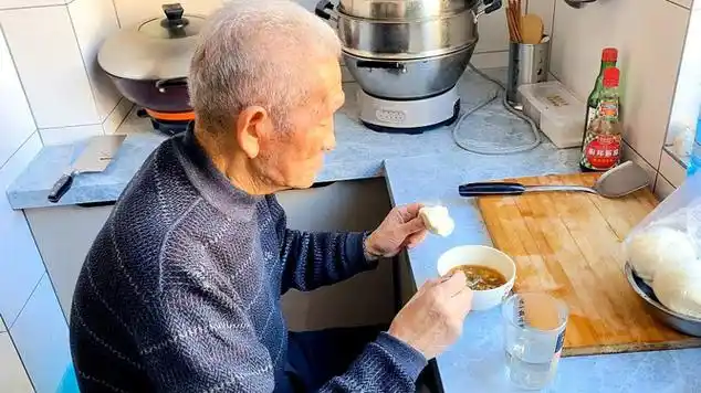 87岁老人一个人吃饭看看他每顿饭吃的都是啥看完后心酸了