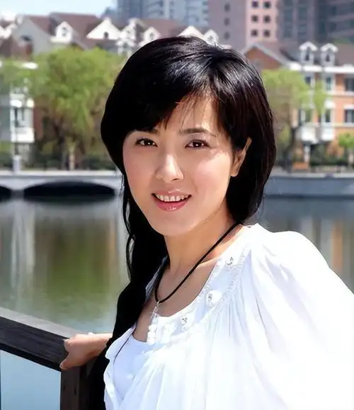 曾黎靠颜值征服3位影帝却谁都没选仍游移在爱情和婚姻之间