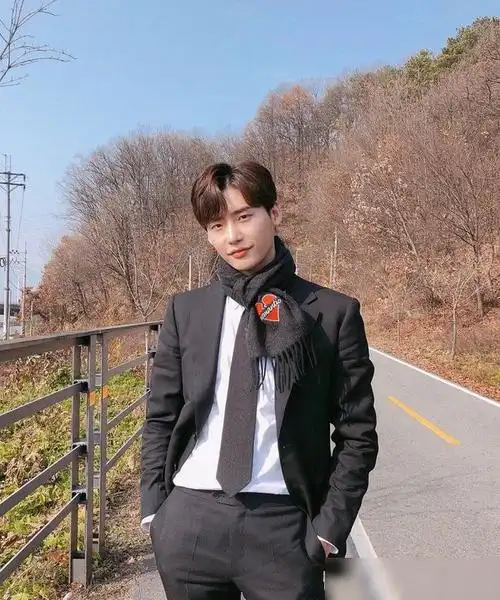 李钟硕退伍归来ins更新长发西装照日系美男氛围绝了