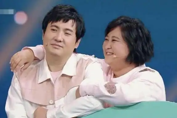 跟沈腾勾肩搭背,也是超级亲密! 感觉很多夫妻也就这样了!