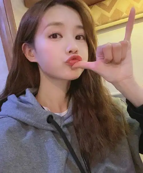 组图李一桐金晨发文纪念新剧大结局晒同款687手势俏皮自拍