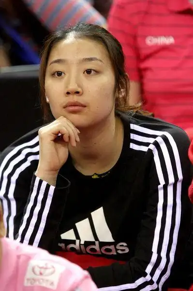 图文:赵蕊蕊现身女排精英赛 场边观战