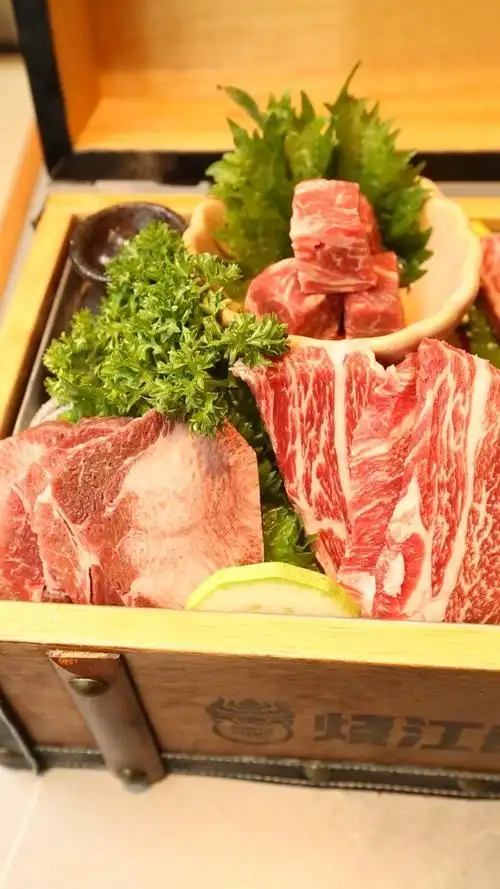 黄晓明开的烤肉店大虾牛小排牛仔骨十种肉类组成的拼盘