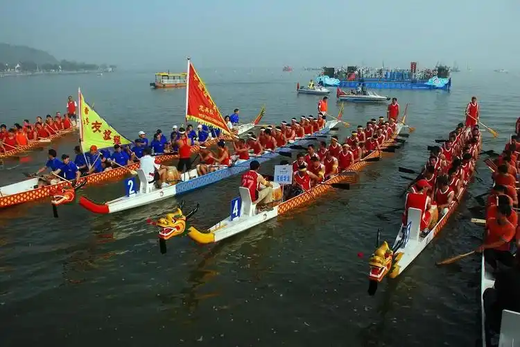 赛龙舟是汉族传统节日端午节的主要习俗