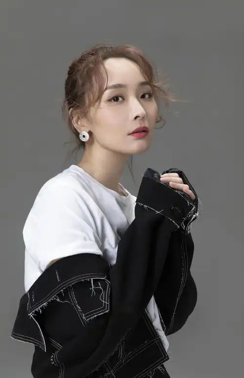 李曼成熟魅力写真图片,分享一组李曼图片给大家,图中的明星图片壁纸会