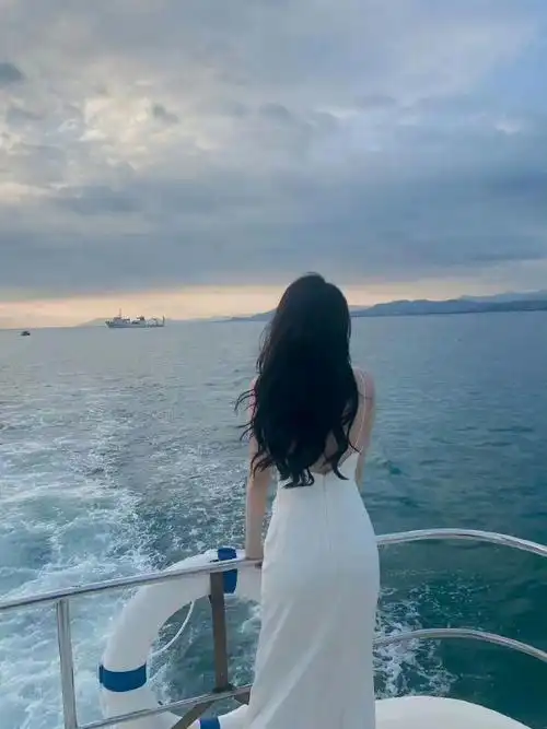 迪丽热巴日落前的背影##迪丽热巴360度的美