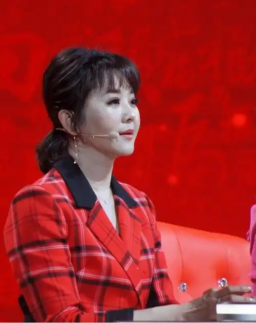 方琼这个女主持不简单这么多年颜值没变化感觉还是那么好看