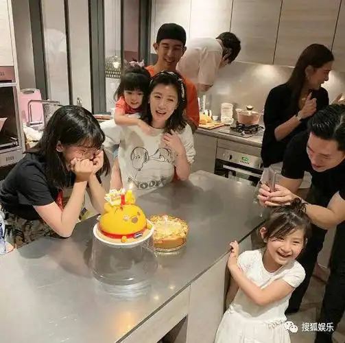 在ins发文感谢了妈妈和修叔叔,同时也感谢了爸爸和novia阿姨(林若亚)