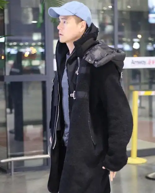 67彭于晏现身机场,安检动作乖萌可爱,下身袜子成亮点