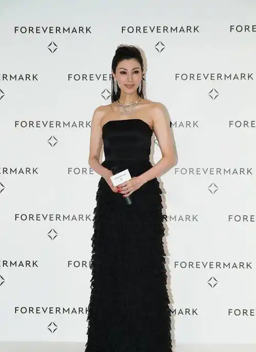 李嘉欣气质真不错,选的礼服明明挺老的,也能穿出少女感_长裙_绛紫色