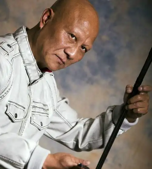 今年57岁因病去世,演出六十多部作品,几乎百分之百扮演反派角色