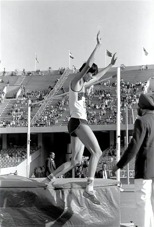 37米,看台上的亚奥理事会官员们纷纷起身前往跳高场地,想一