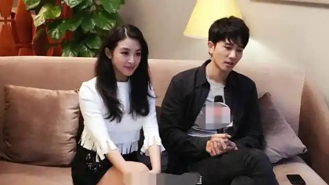 原创张含韵彭冠英结婚图实为旧图去年张含韵就连发自拍暗示分手