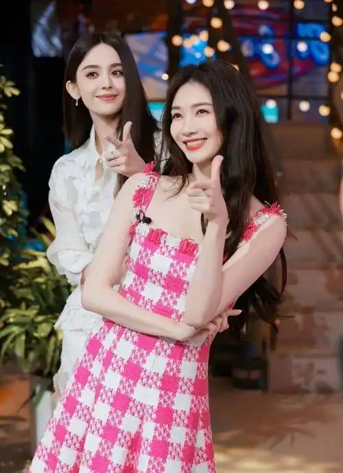 古力娜扎与江疏影同框差距明显,一个像网红,一个穿红裙时尚大气