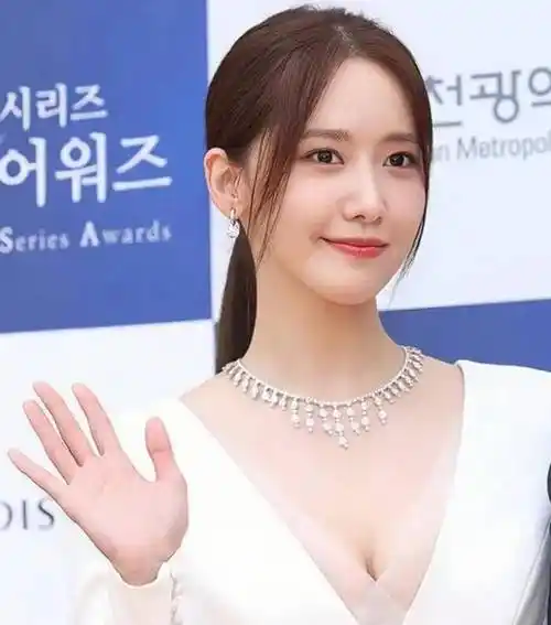 韩国女星林允儿出席活动身穿白色深v连衣裙,简约大方,清纯可爱_音乐