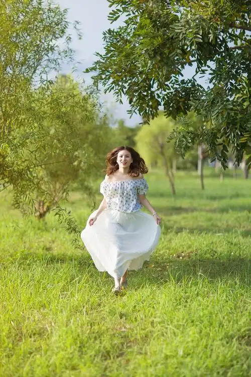 清新田园美眉大自然裸肩性感美女图片