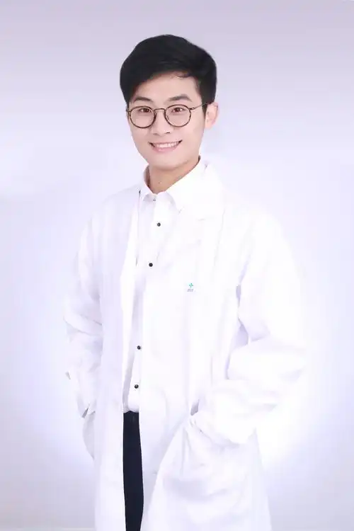 男医生工作照——白大褂加套装(里面换套装)