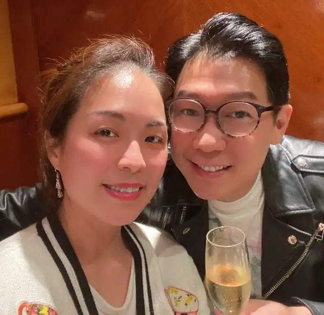 歌手品冠发长文为妻子庆生手拿酒杯面色红润晒贴脸照好恩爱