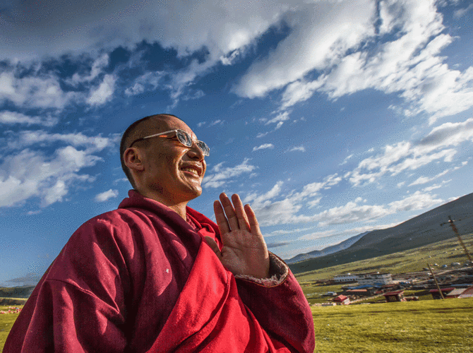 上一页 下一页 作品名称: ,佛在心中  作品描述: 亚青寺内一个活佛