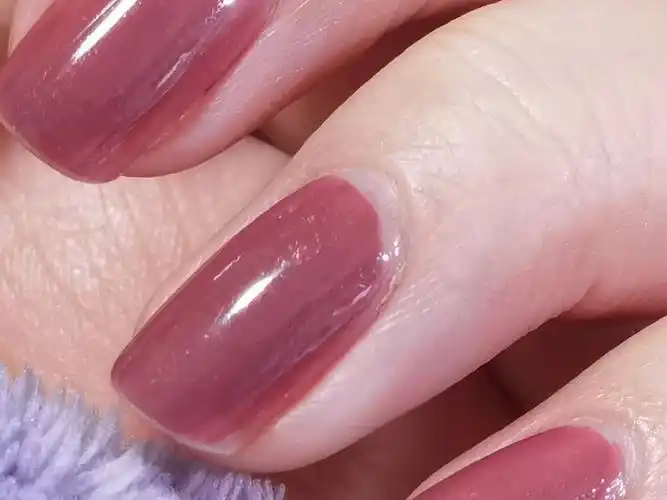 梅子豆沙色指甲油