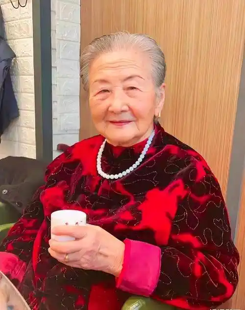 好有气质,优雅端庄似大户千金,年轻时绝对是大美人_时候_老人_皮肤