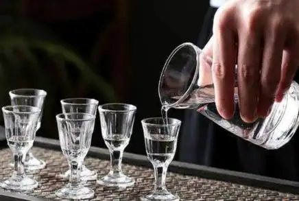 白酒喝起来苦涩辣口,为啥那么多人喜欢喝?酒友说出4点真实原因