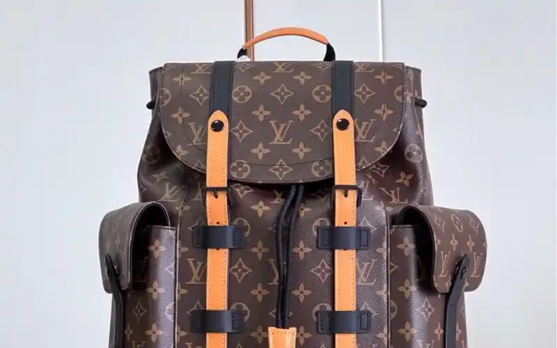 高仿lv路易威登m43735黄皮 christopher 中号双肩包以 monogram 帆布