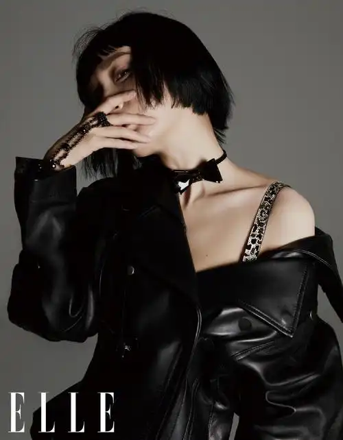 杨幂短发造型又酷又飒走御姐风性感迷人