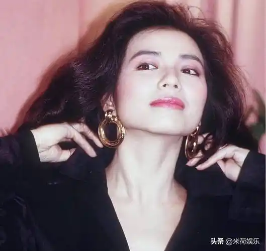 在1991年,钟楚红宣布息影并宣布结婚的消息,让男子朱家鼎一下子被推到