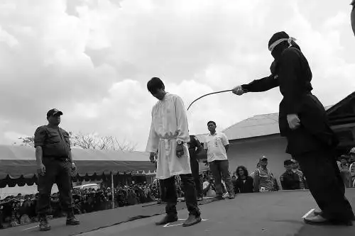 【环球时报综合报道】因违反伊斯兰教法,印尼亚齐省18人1日公开被鞭刑