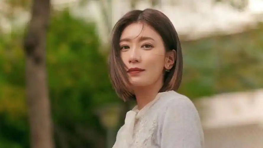 贾静雯罕见晒童年照,小学六年级照片很可爱,30多年长相没变化