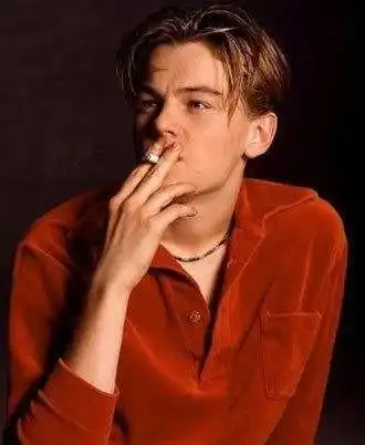 便便的大叔了,不过年轻时候的小李子抽烟的样子真的是非常的有魅力呢