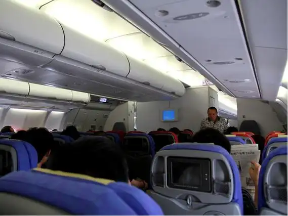 乌鲁木齐一男子头次坐飞机 空中任性玩自拍