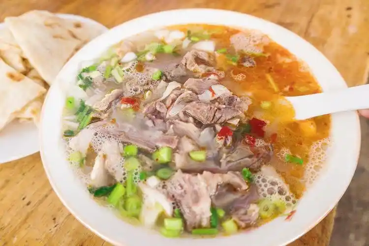 山东小镇这碗羊肉汤一碗汤半碗肉吸引城里人开车来品尝