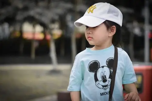 带帽子卖萌耍酷的小女孩