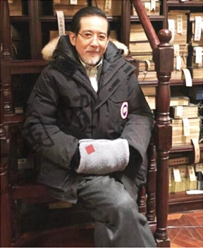 照片中,秦汉身穿中式服装,胡子花白,73岁的他保养得宜,神采奕奕,帅气