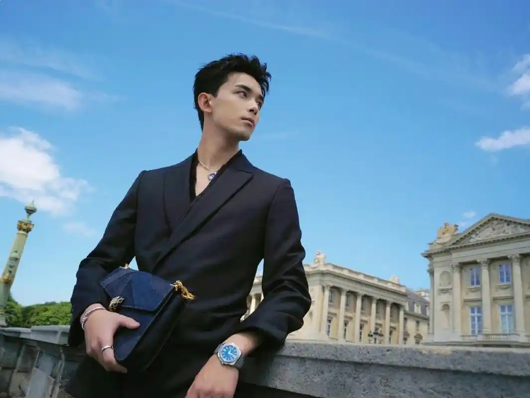 吴磊的新造型,身穿真空深v西装,散发成熟男人的魅力,谁看了不说一声绝