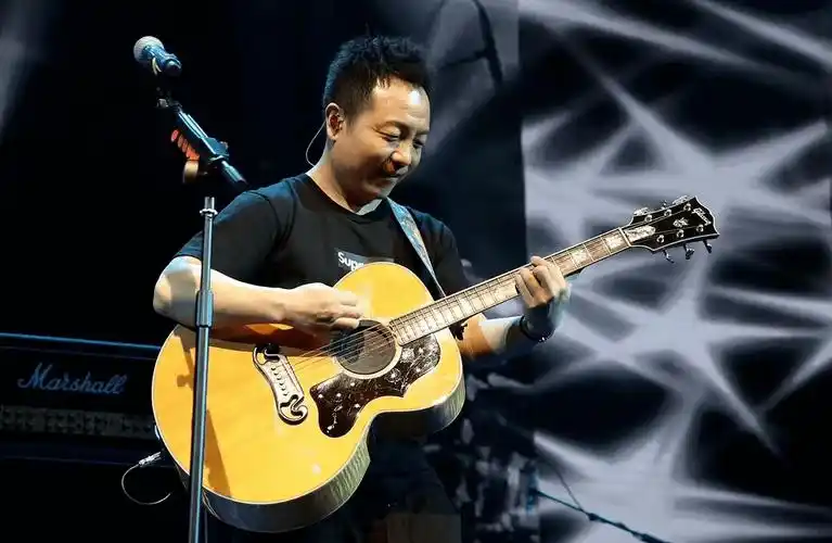 礼物e调吉他谱 |许巍_图片_燃烧_歌词