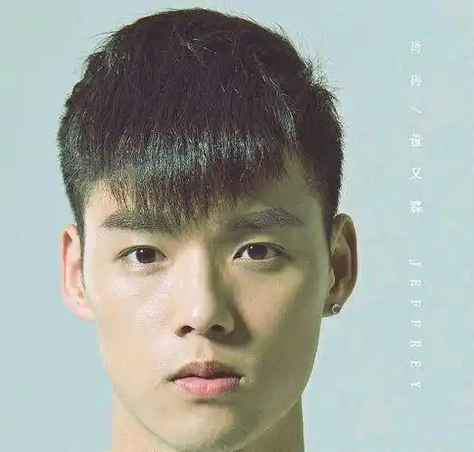 原创董又霖健身房举铁手臂粗壮腱子肉发达手机套满是卡通头像好可爱