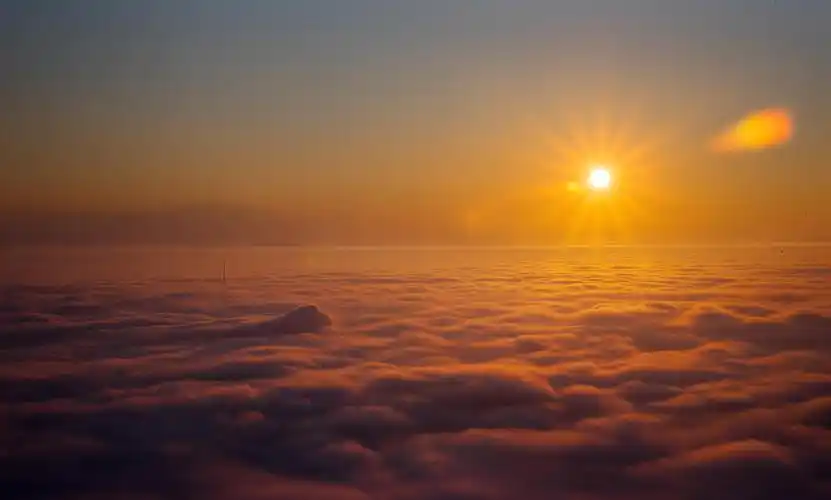 新疆阿勒泰山顶观云海